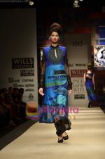 Model walks the ramp for Niki Mahajan show on Wills Lifestyle India Fashion Week 2011-Day 4 in Delhi on 9th April 2011 (52).JPG